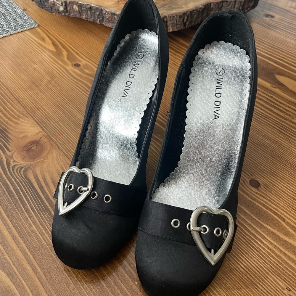 Wild Diva heart Shoes in great condition!
